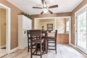 Dining - Beautiful country escape 5 min. from beach (Belle Ewart)