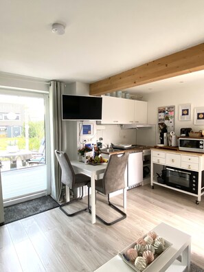 Jääkaappi, mikroaaltouuni, uuni, liesi