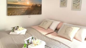 1 Schlafzimmer, Zimmersafe, Schreibtisch, Bügeleisen/Bügelbrett