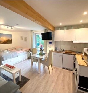 1 Schlafzimmer, Zimmersafe, Schreibtisch, Bügeleisen/Bügelbrett