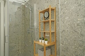 Dusche, Haartrockner, Bidet, Handtücher
