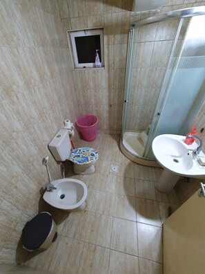 Shower, bidet, towels, soap - Apartment in Madaba/ 400m near Madaba old city (Madaba)