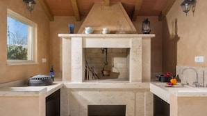 Een keuken met een ingebouwde oven, een raam en een spoelbak.