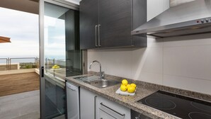 Una cucina moderna con lavastoviglie integrata, lavello in acciaio inox e piano di lavoro in granito.