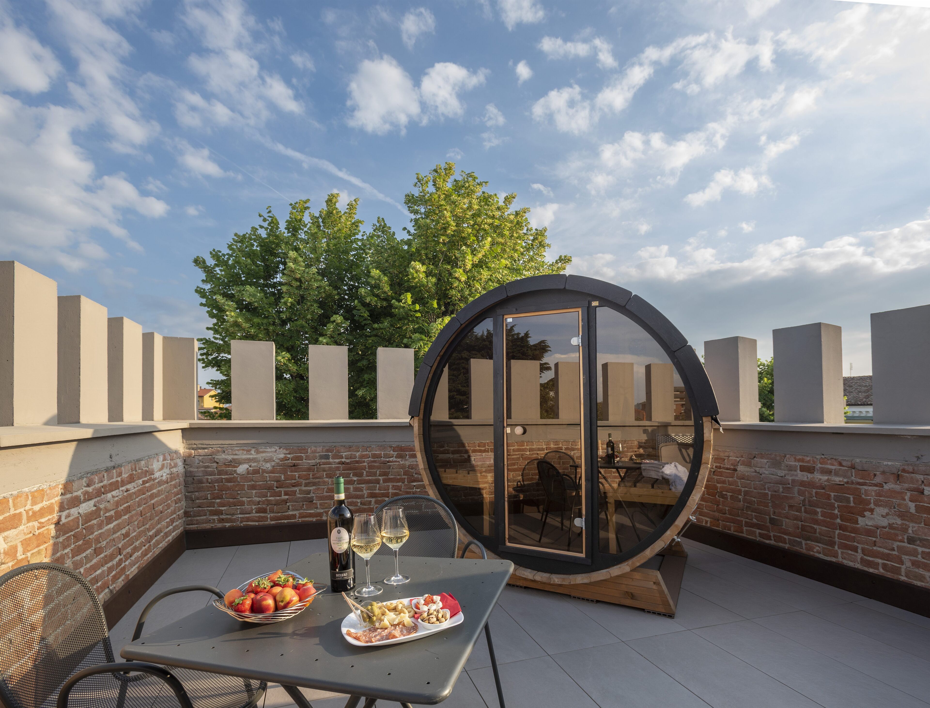 Habitación superior | Edredón, minibar, caja de seguridad en la habitación y escritorio 