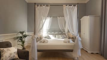Classic Room | Down comforters, minibar, in-room safe, desk