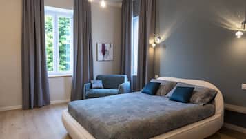 Exklusivt rum | DuntÀcken, minibar, vÀrdeförvaringsskÄp pÄ rummet och skrivbord