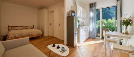1 bedroom, desk, free Internet