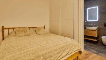 1 bedroom, desk, free internet