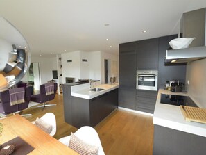 Fridge, oven, dishwasher, cookware/dishes/utensils