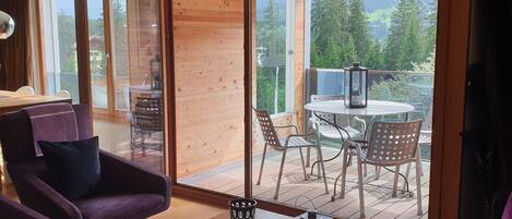 Televisie en een open haard