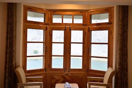 Habitación Deluxe doble | Tabla de planchar con plancha, wifi gratis, ropa de cama. Arcadian Borith Lake Hunza