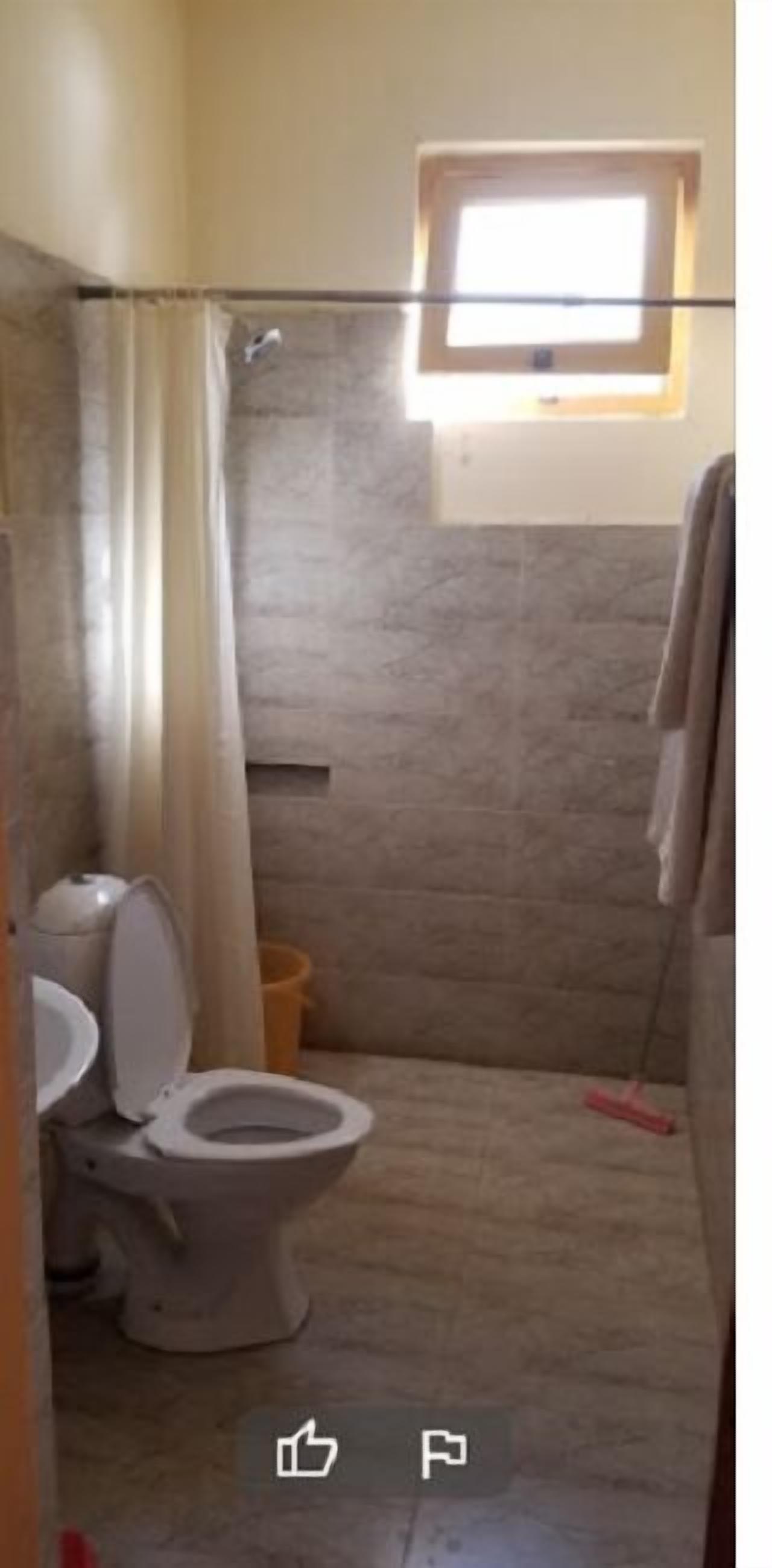 Habitación doble Deluxe | Baño | Regadera, amenidades de baño de diseñador, toallas, jabón 