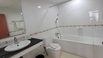 Quadruple Room | Bathroom | Combined shower/bathtub, rainfall showerhead, free toiletries, towels