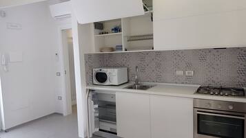 Frigorifero, microonde, forno, piano cottura