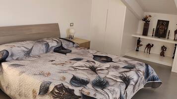 1 habitación, tabla de planchar con plancha, wifi gratis y ropa de cama