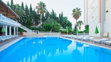 Piscine extérieure (ouverte en saison)