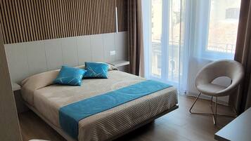 Una cassaforte in camera, con arredamento individuale, una scrivania