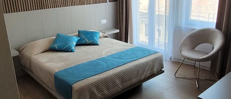 Brankas, dilengkapi dengan perabotan berbeda-beda, dan meja kerja