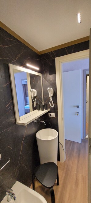 Dusche, Haartrockner, Bademäntel, Bidet