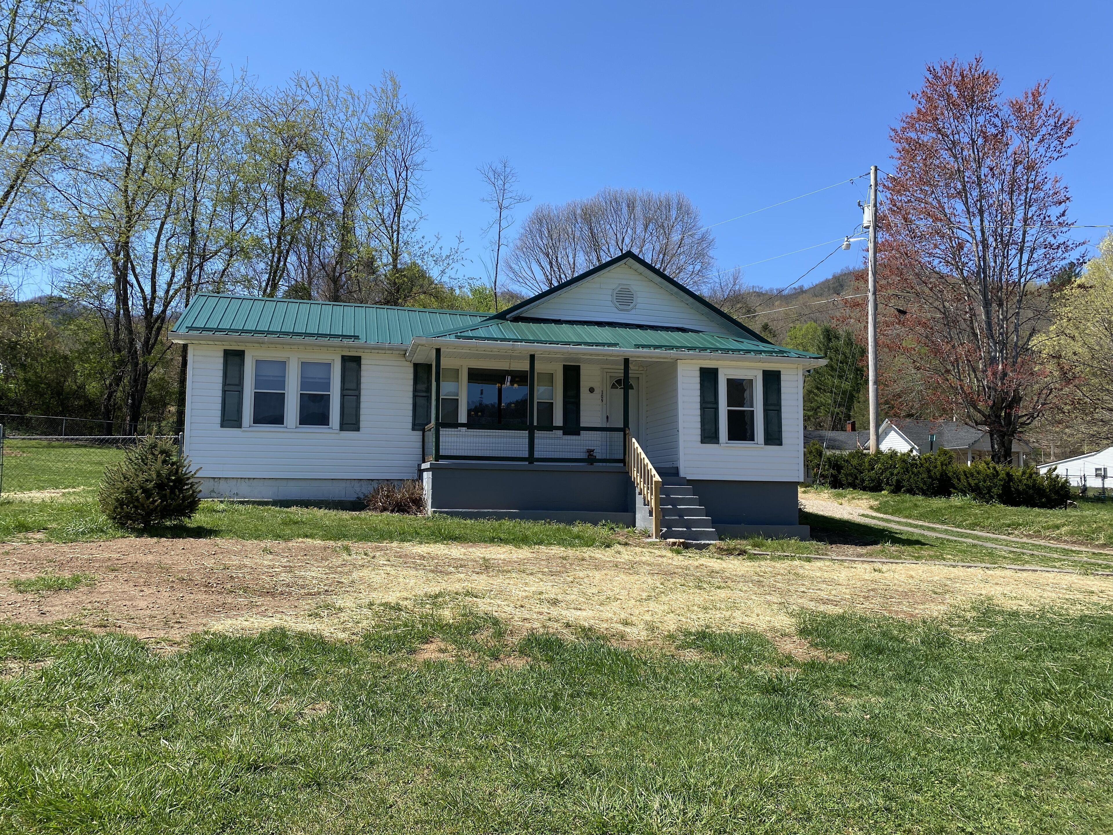 Pet friendly house with fenced back yard. 2 miles to Appalachian Trail.