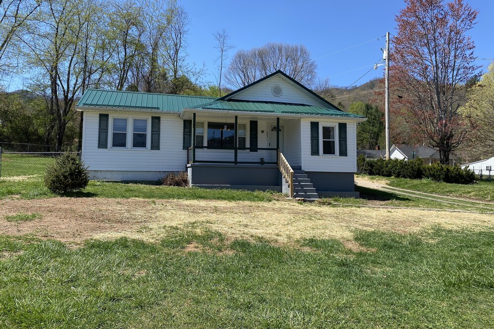 Pet friendly house with fenced back yard. 2 miles to Appalachian Trail.