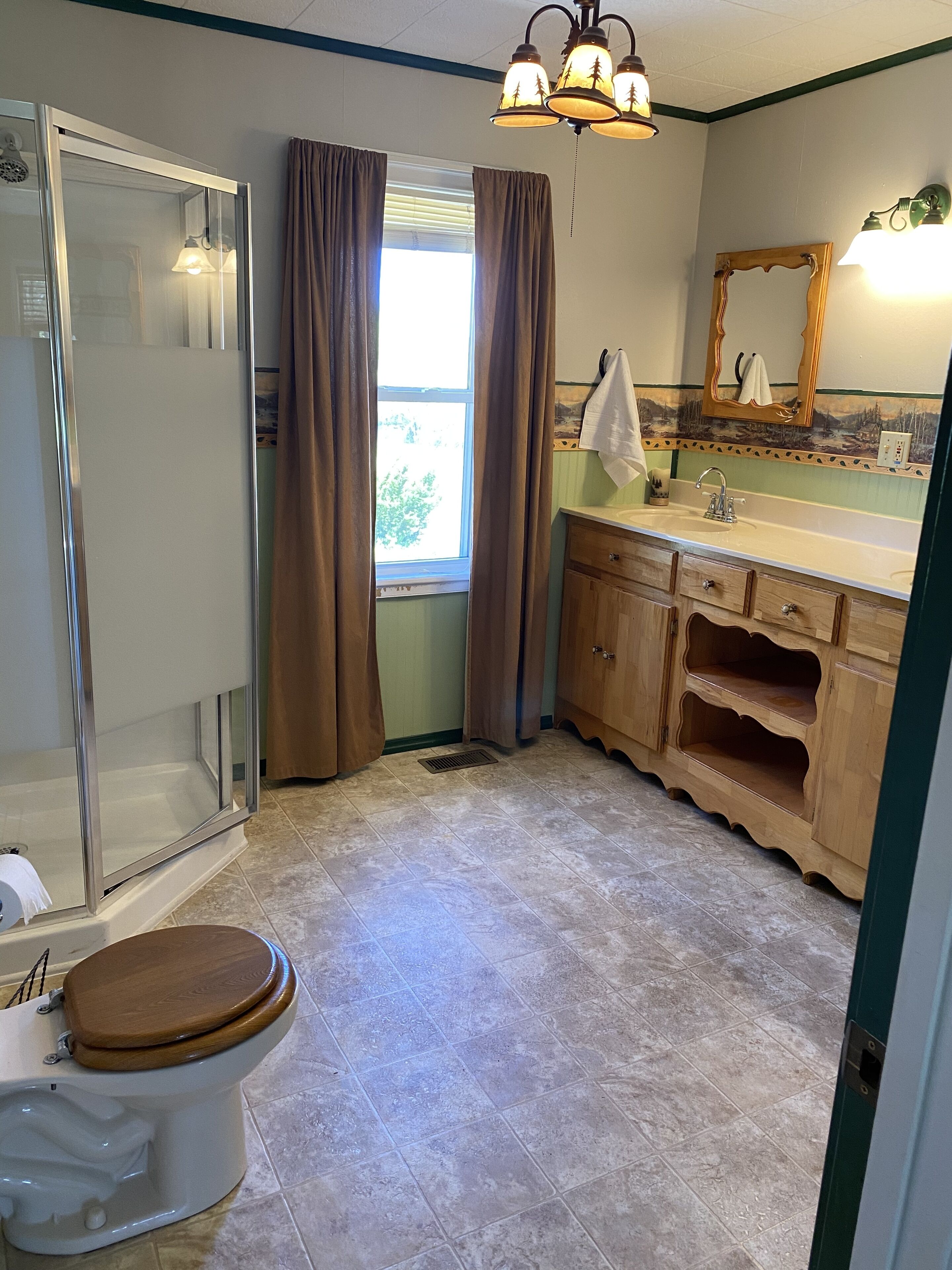 Pet friendly house with fenced back yard. 2 miles to Appalachian Trail.