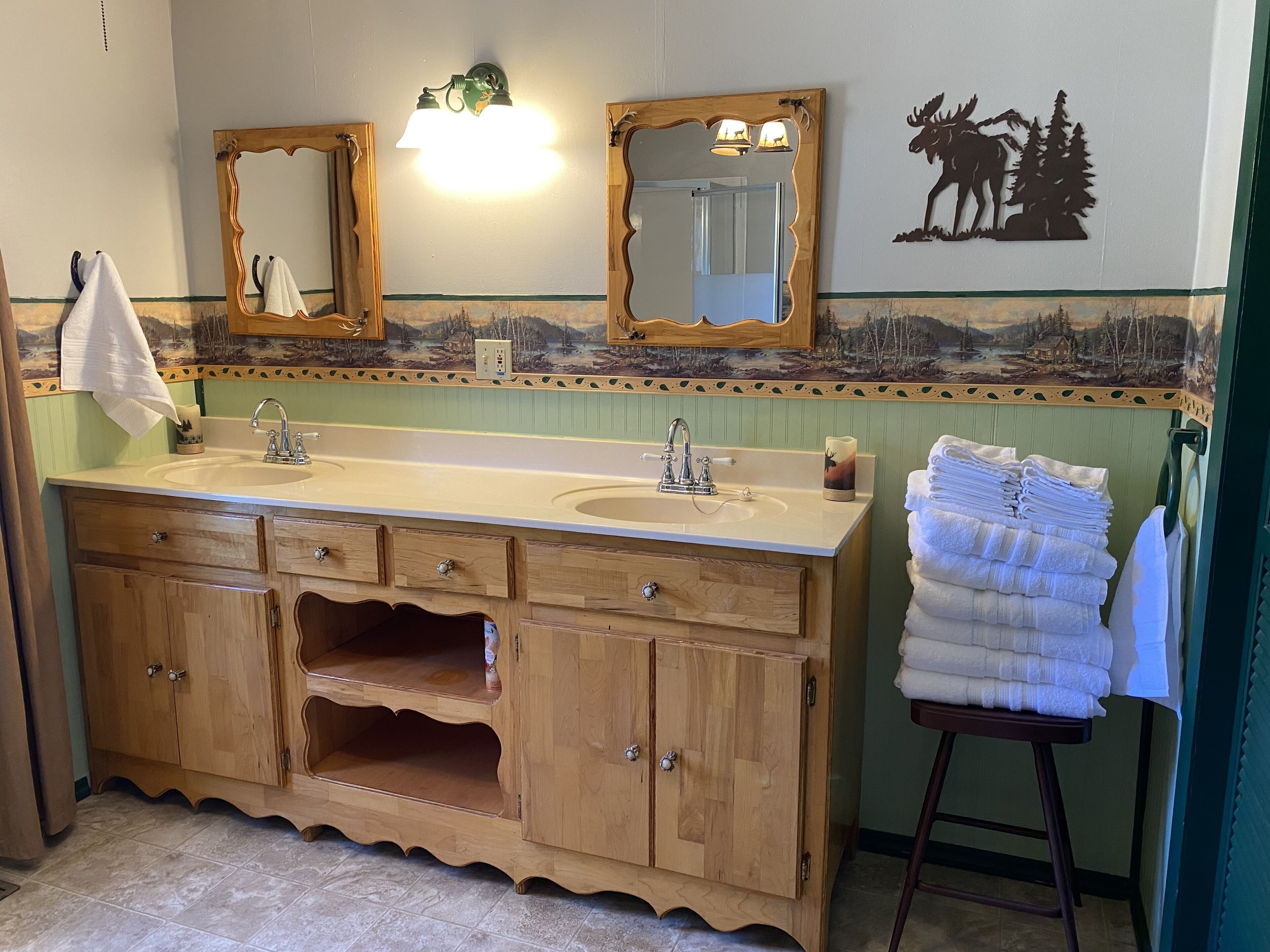 Pet friendly house with fenced back yard. 2 miles to Appalachian Trail.