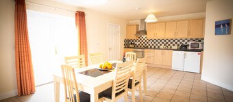 Doolin Village Bungalow 10 - a bungalow that sleeps 6 guests in 3 bedrooms