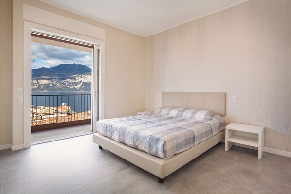 2 bedrooms, iron/ironing board, travel cot, WiFi