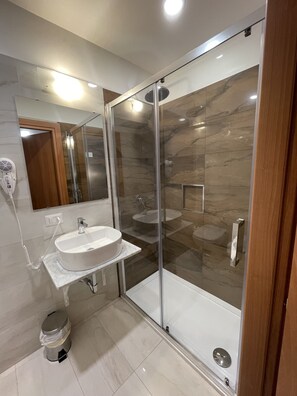 Family Room, Multiple Beds, Ensuite, City View | Bathroom | Shower, rainfall showerhead, free toiletries, hair dryer - B&B CENTRALE (Gela)
