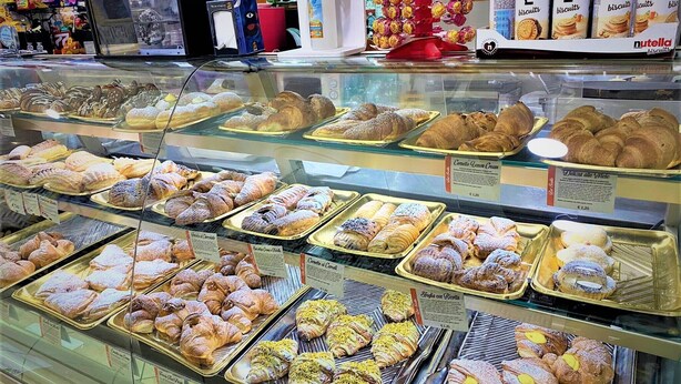 A bakery display case with various pastries and desserts. - B&B CENTRALE (Gela)