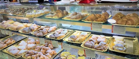 Dagelijks ontbijt met lokale gerechten (EUR 6 per persoon)