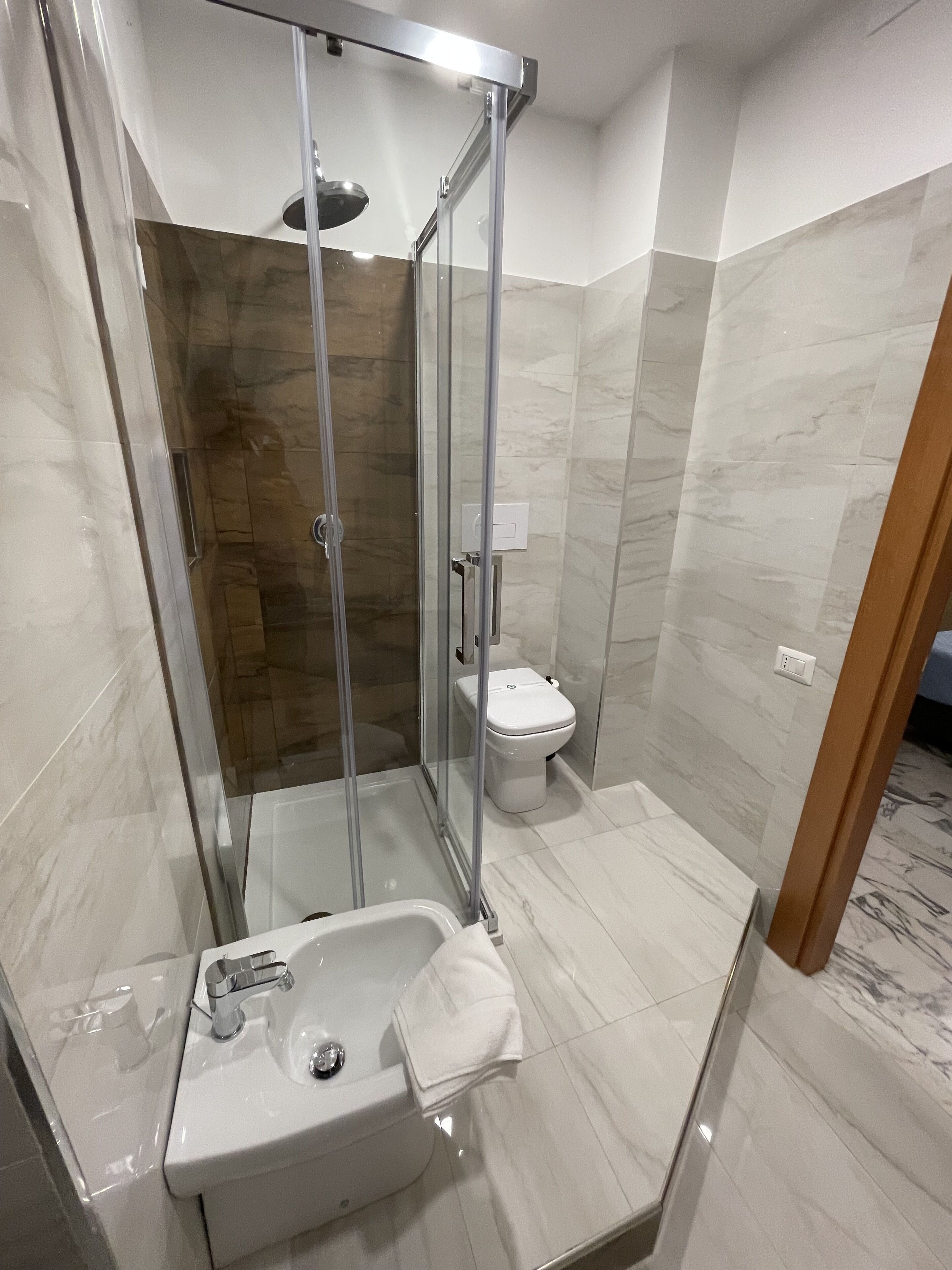 Camera Basic, 1 letto queen, bagno in camera, vista città | Bagno | Doccia, soffione a pioggia, set di cortesia gratuito, asciugacapelli