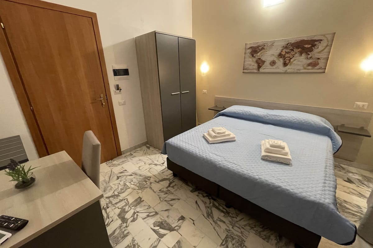 Eenvoudige kamer, 1 queensize bed, en-suite badkamer, uitzicht op stad | 1 slaapkamer, lakens van Egyptisch katoen, luxe beddengoed