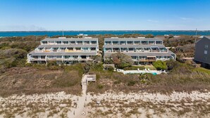 Uma propriedade à beira-mar com vários níveis, piscina e acesso direto à praia.