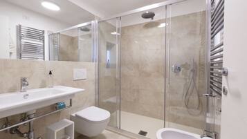 Een douche, een haardroger, een bidet, handdoeken