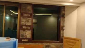 Quarto casal standard | Ferros/tábuas de passar roupa, Wi-Fi de cortesia, roupa de cama