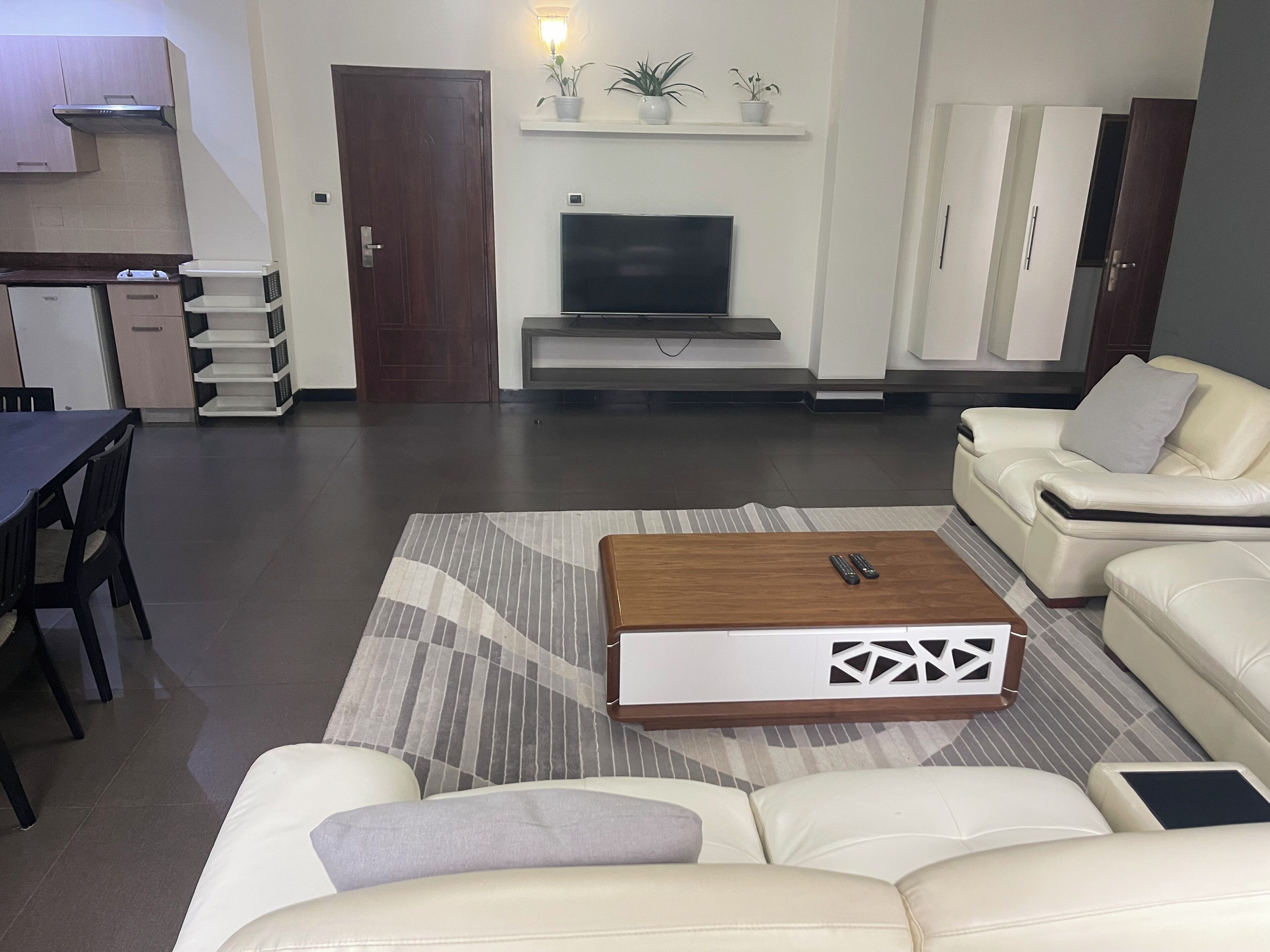 Leilighet – deluxe, byutsikt | Oppholdsområde | En 55-tommers LED-TV med kabel-kanaler