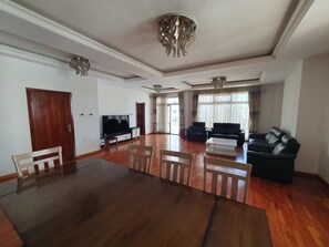 尊荣公寓, 城市景观 | 办公桌、笔记本电脑工作区、免费 WiFi、床单