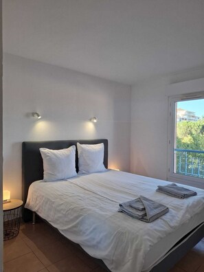 Iron/ironing board, WiFi, bed sheets