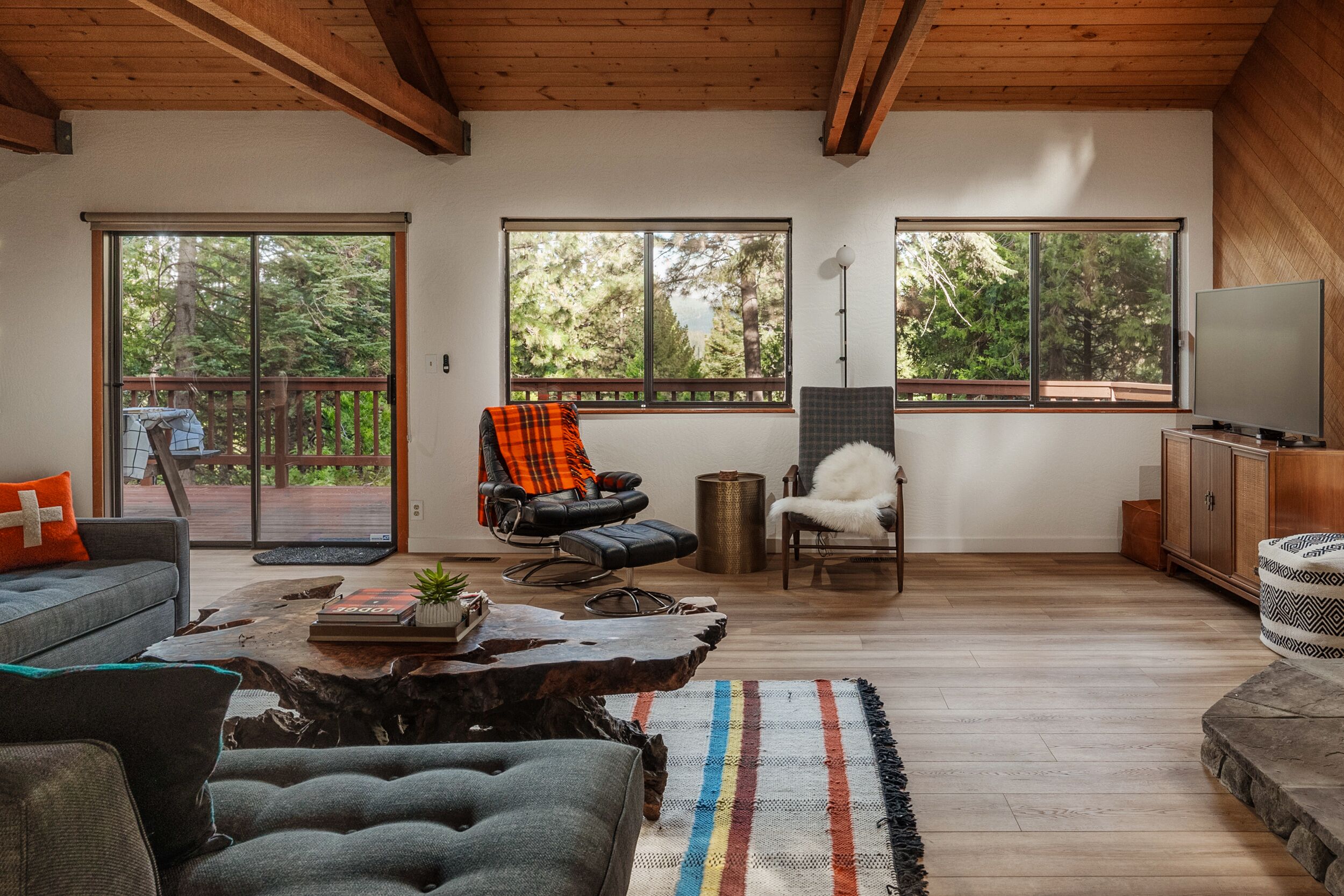 TV connectée, jeux vidéo, table de tennis de table, chaîne hi-fi