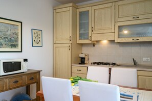 Réfrigérateur, micro-ondes, four, cafetière/bouilloire