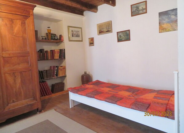 2 bedrooms, desk, free WiFi, bed sheets