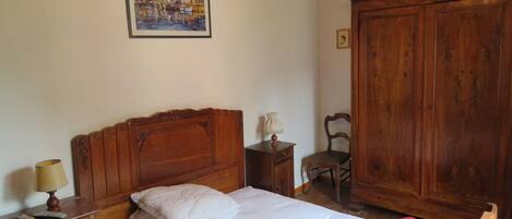 2 bedrooms, desk, free WiFi, bed sheets