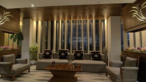 Een moderne woonkamer met een bank, een salontafel en twee fauteuils.