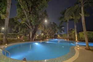 Una piscina al aire libre