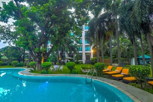 Una piscina al aire libre