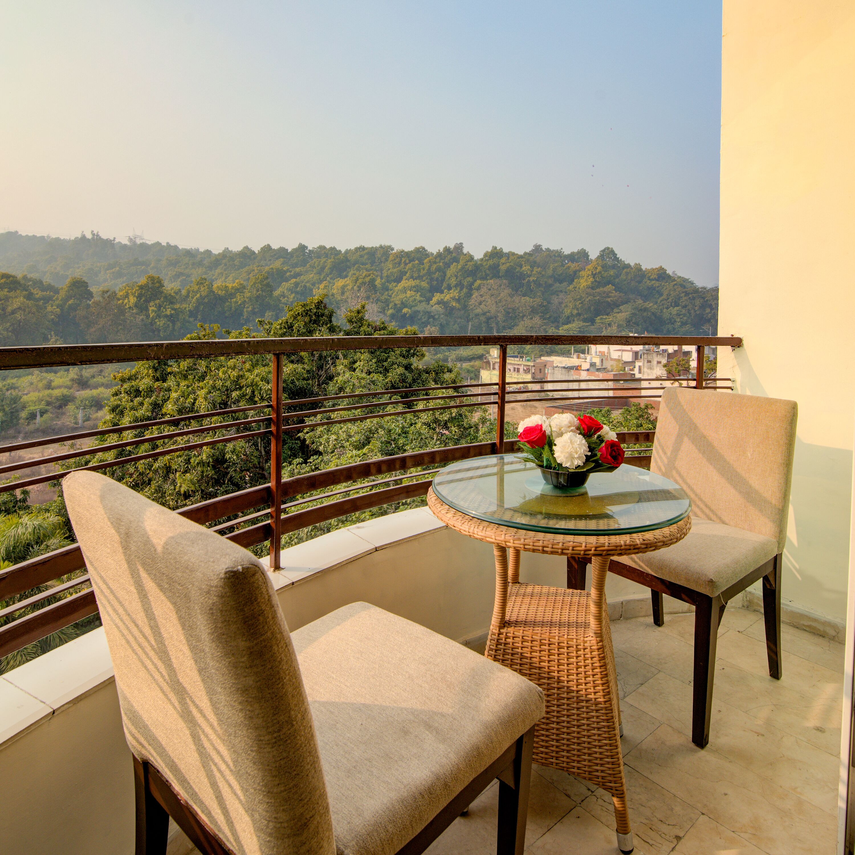 1 bedroom, premium bedding, desk, laptop workspace