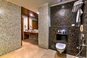 Suite | Baño | Ducha y bañera combinadas y cabezal de ducha tipo lluvia